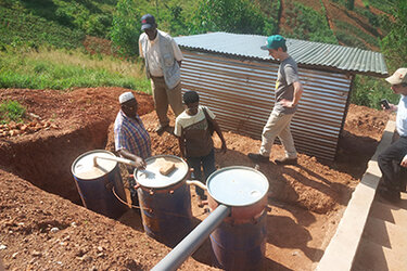 Vor-Ort-Termine bei den Forschungsprojekten der burundischen Kollegen zu Grundwasserressourcen (Dr. Charles Bakundukize) und zur Erosionsproblematik (Prof. Dr. Bernadette Habonimana) 